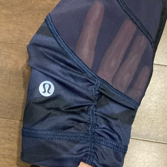 Lululemon - Crop 21” Capri Sz 4 blue stretchy camo leggings - Picture 8 of 17